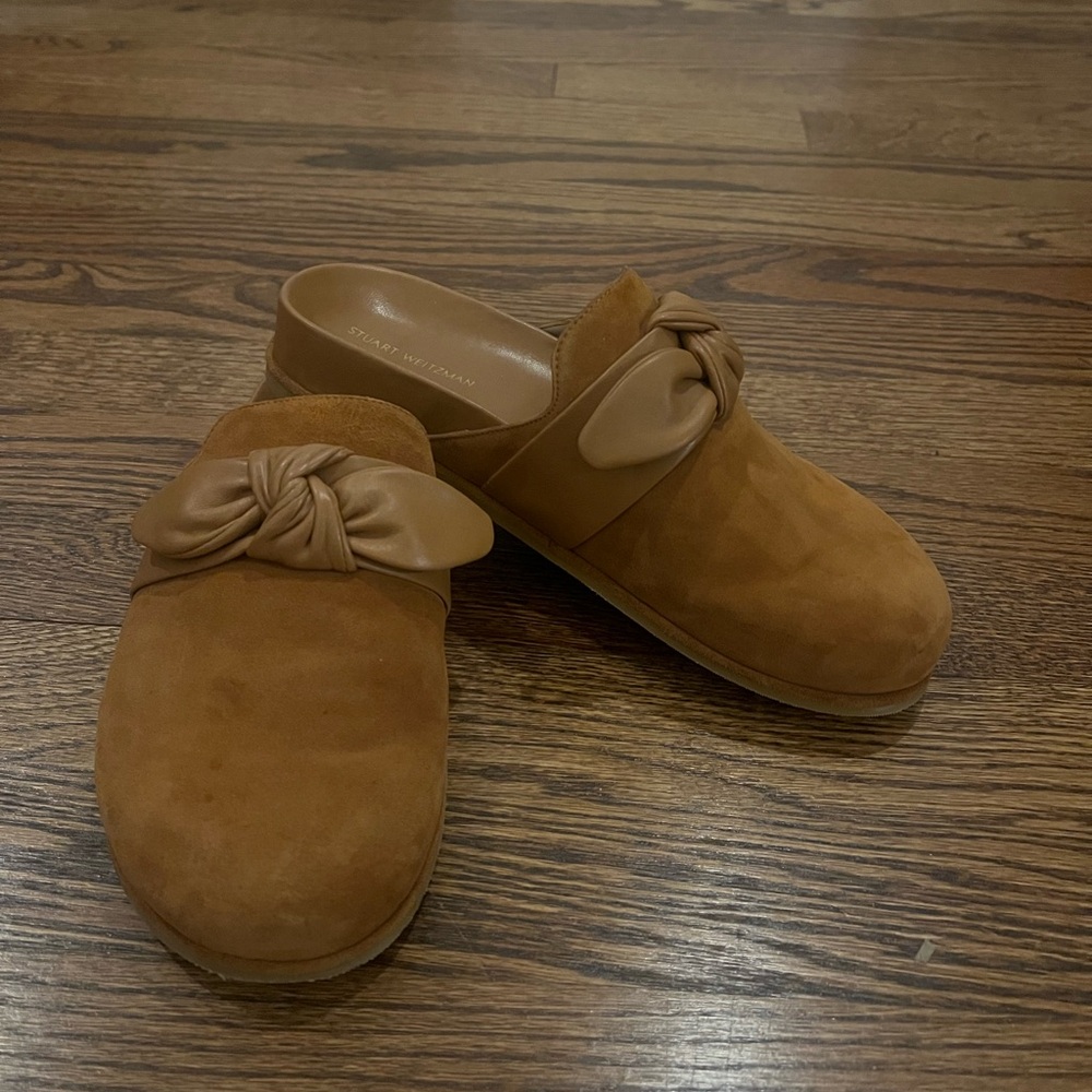Stuart Weitzman Twisted Bow Clogs in Tan Suede, Size 6.5